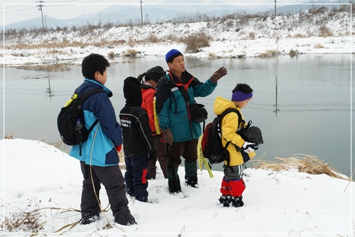 수달의 사체가 발견되었던 지점에서 무심천의 변화를 안내하는 송태호 대장 